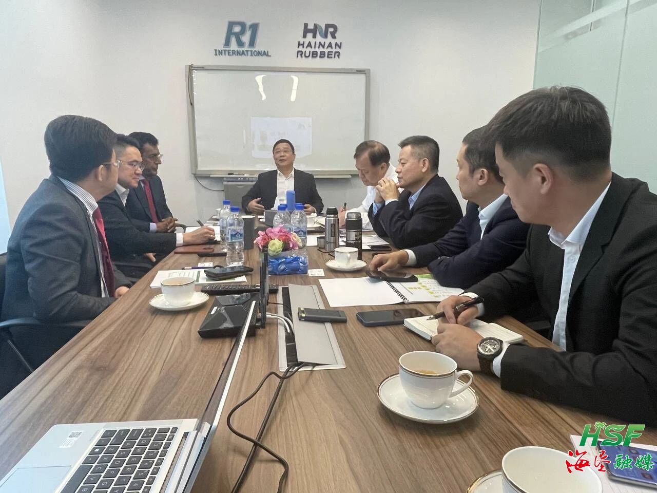 包洪文一行與R1公司座談交流。